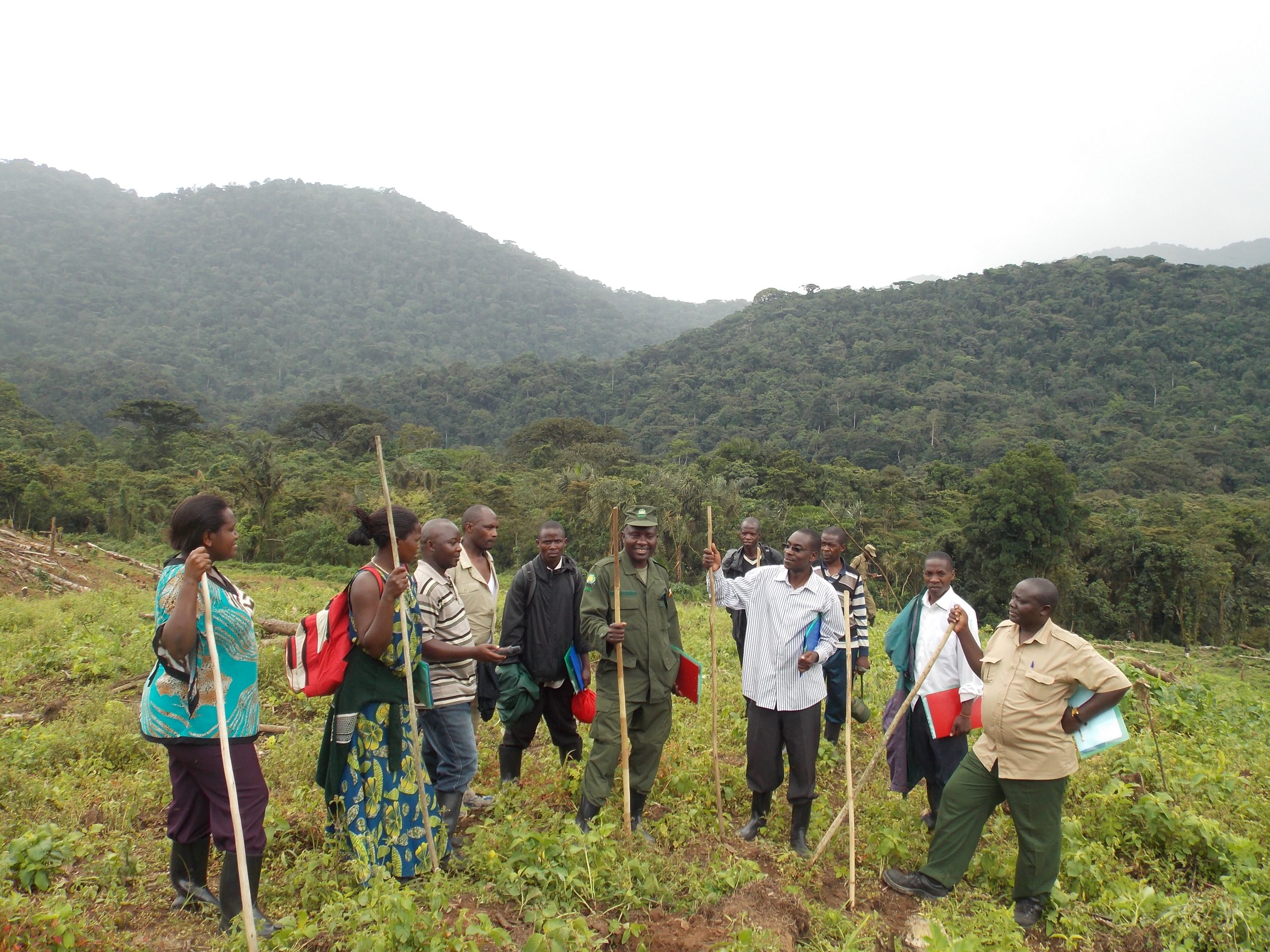 Reconnaissance field discussions in the outer Bwindi bufferzne